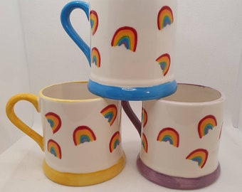 Taza de cerámica personalizada con diseño de arcoíris pintada a mano