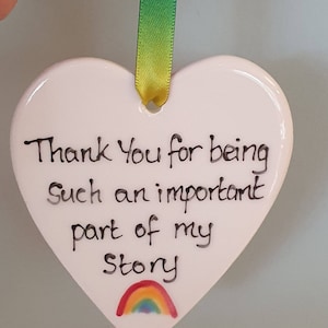 Merci - d'avoir joué un rôle si important dans ma citation - coeur en céramique - peint à la main - cadeau pour assistante maternelle - cadeau enseignant - chambre de bébé