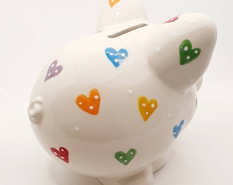Hucha personalizada con diseño de corazón de cerámica pintado a mano.