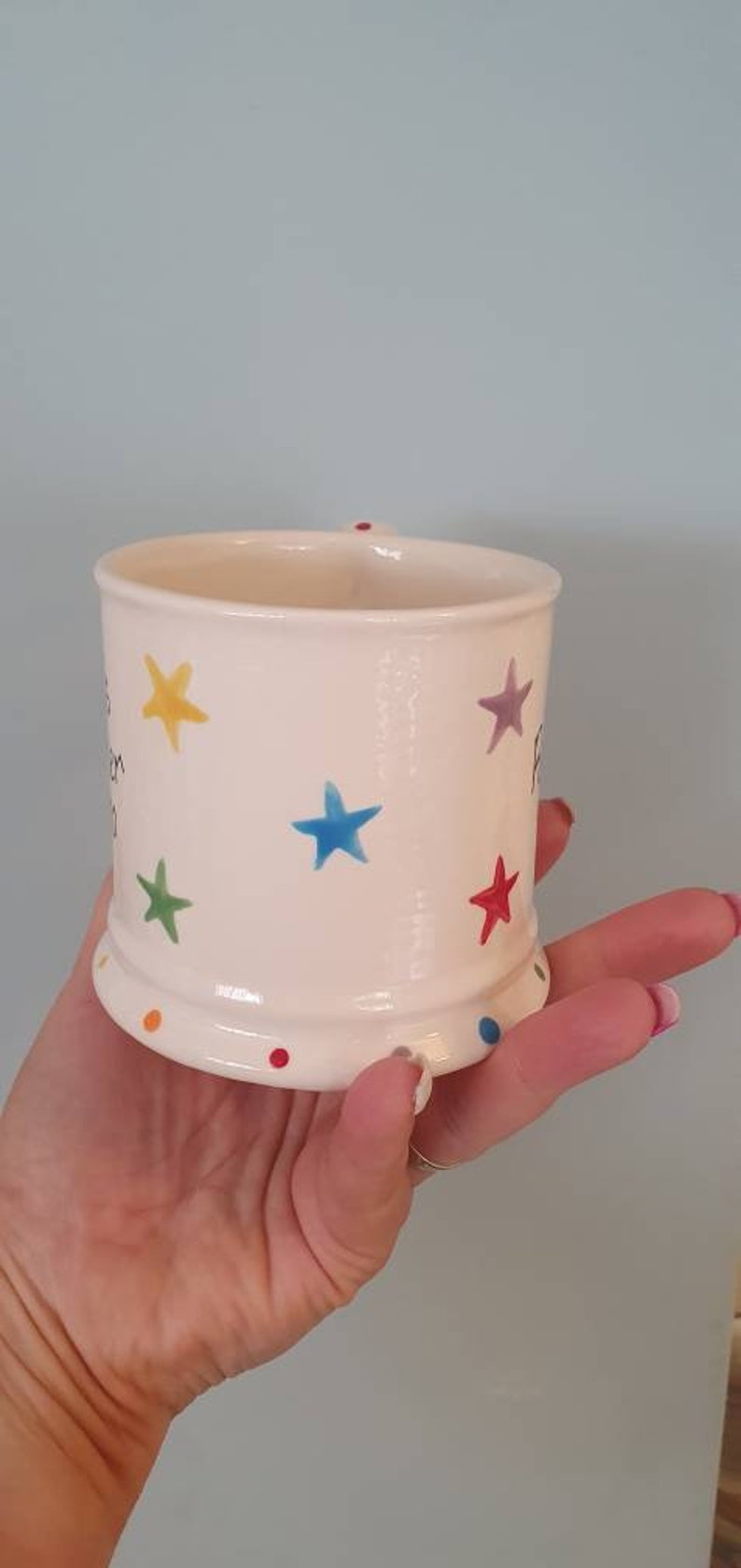 Puede incluir: Taza de cer&aacute;mica blanca con un patr&oacute;n de estrellas de colores y el texto "You are my sunshine" en el lateral.