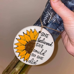 Decoración de cerámica con girasoles: etiqueta de regalo con frase inspiradora