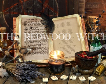 Op de afbeelding: Een open boek met handgeschreven tekst, een brandende kaars, een vijzel en stamper met rode pepers en andere heksenvoorwerpen op een houten tafel. De tekst in het boek luidt "The Redwood Witch".