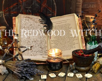 Op de afbeelding: Een open boek met handgeschreven tekst, een veer en brandende kaarsen zijn te zien in deze afbeelding. Andere items zijn een vijzel en stamper, flessen en de tekst "THE REDWOOD WITCH". De scène roept een mystiek of hekserijthema op.