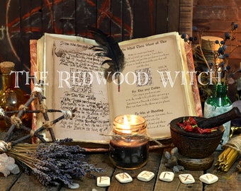 Op de afbeelding: Een stilleven met een open boek met handgeschreven tekst, een zwarte veer en brandende kaarsen. De afbeelding toont een verzameling mystieke items, waaronder een vijzel en stamper, kruiden en runenstenen, met de tekst "THE REDWOOD WITCH".