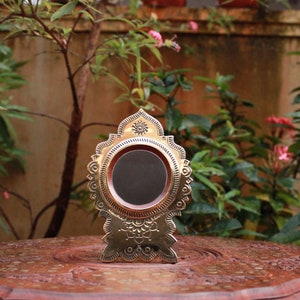 Antique dressing table with round mirror outlet
