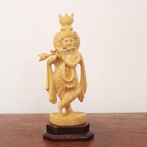 Krishna-staty i trä, handskuren skulptur, hinduisk heminredning, trädgård, tempeldekor, pooja-idol, puja murti, presentfigur, stående flöjt, spelar krisna