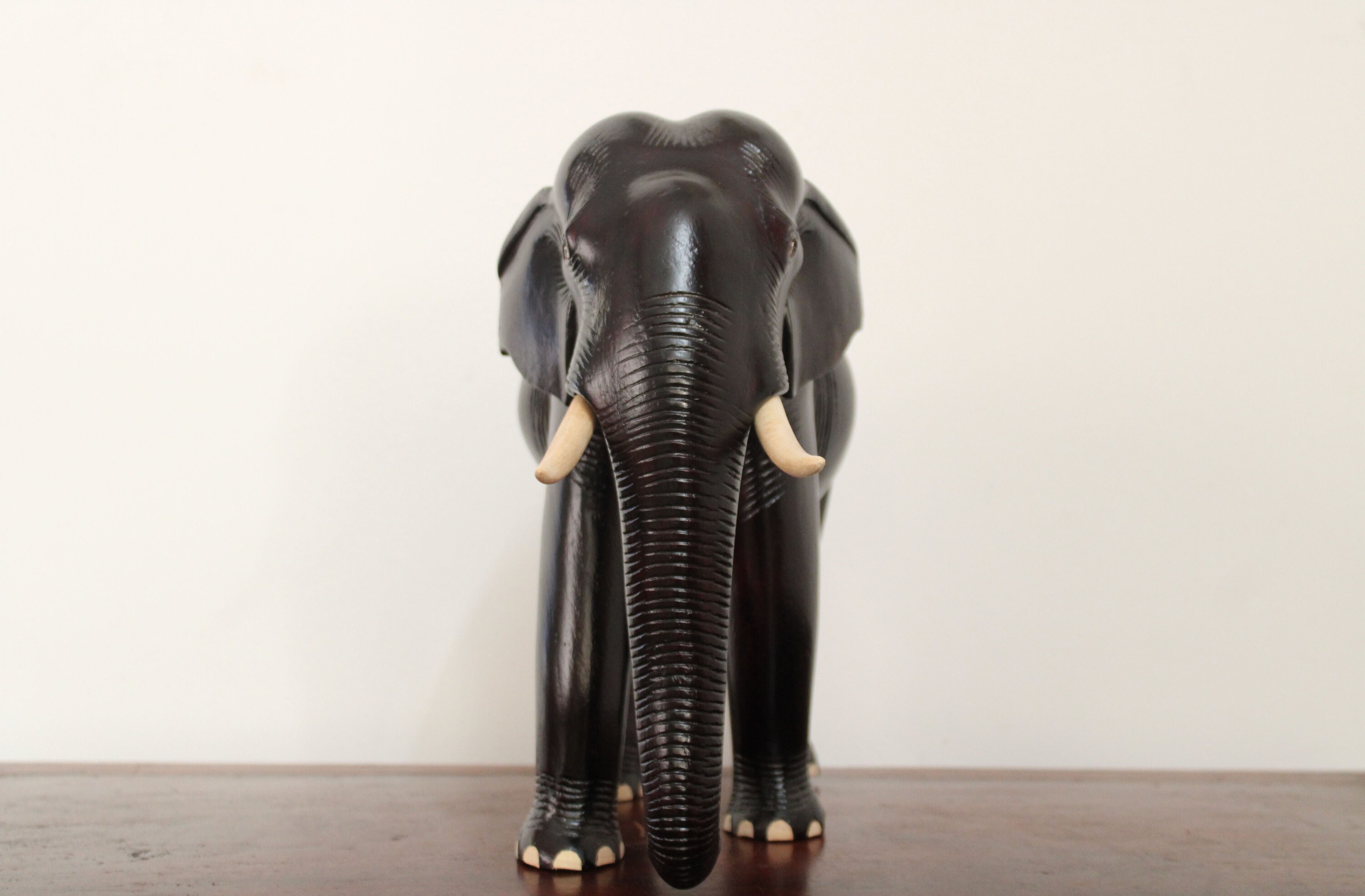 手彫りの象の彫刻 - 高品質エボニー製アート作品（スリランカ製
