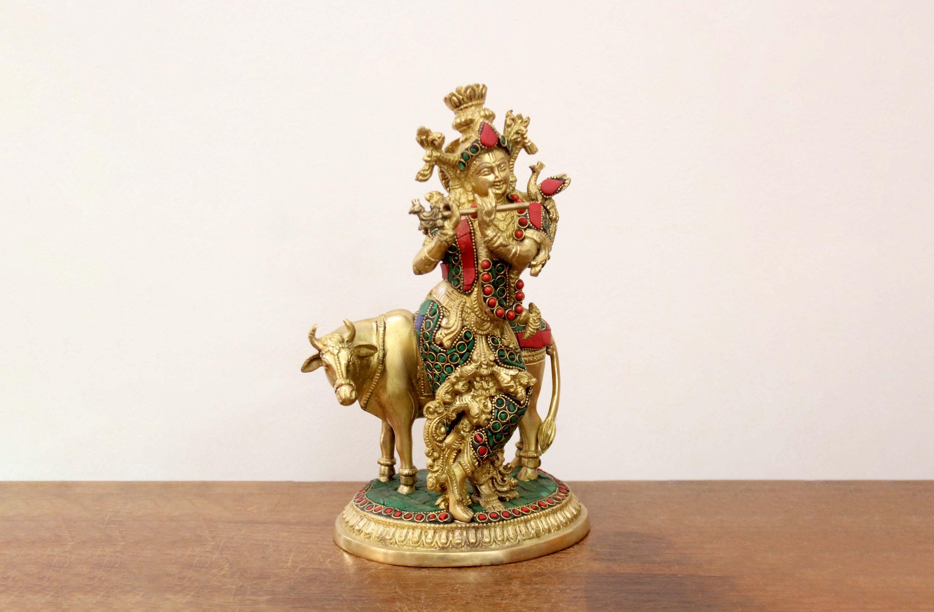 牛を抱くクリシュナ像 ヒンドゥー教の神 ホームデコレーション ギフト