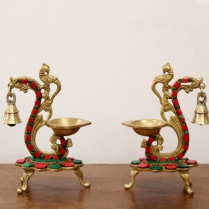 Coppia di lampade a olio Diya in ottone con pavone: decorazioni per Diwali Puja