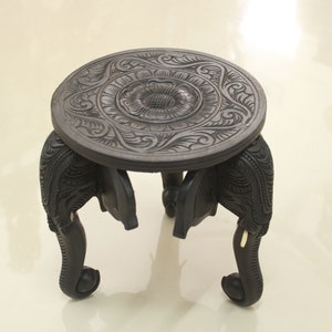 Kleiner runder Tisch Holzhocker Blumentopf Vase Pflanzerständer Vintage Hausgarten Tempel Dekor antiker Stil Elefantenkopf Floral geschnitzter Tisch