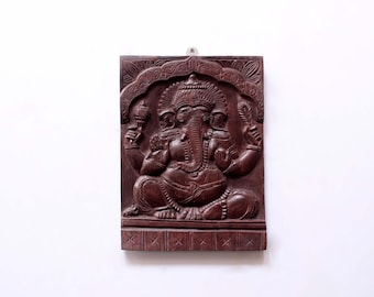 アンティークのガネーシャ彫刻パネル：回収された木製のドア枠の工芸品
