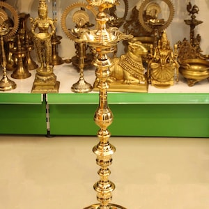 Lámpara de mecha de aceite Samai Nilavilakku Latón Diya Hindú Decoración del hogar Regalo Lámpara del templo Mandir Jardín Sala de estar Lámpara decorativa Pooja Habitación Diya Grande