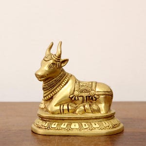Mässingsstaty av Nandi: Shiva-tjurskulptur, hinduisk dekor (10 cm)