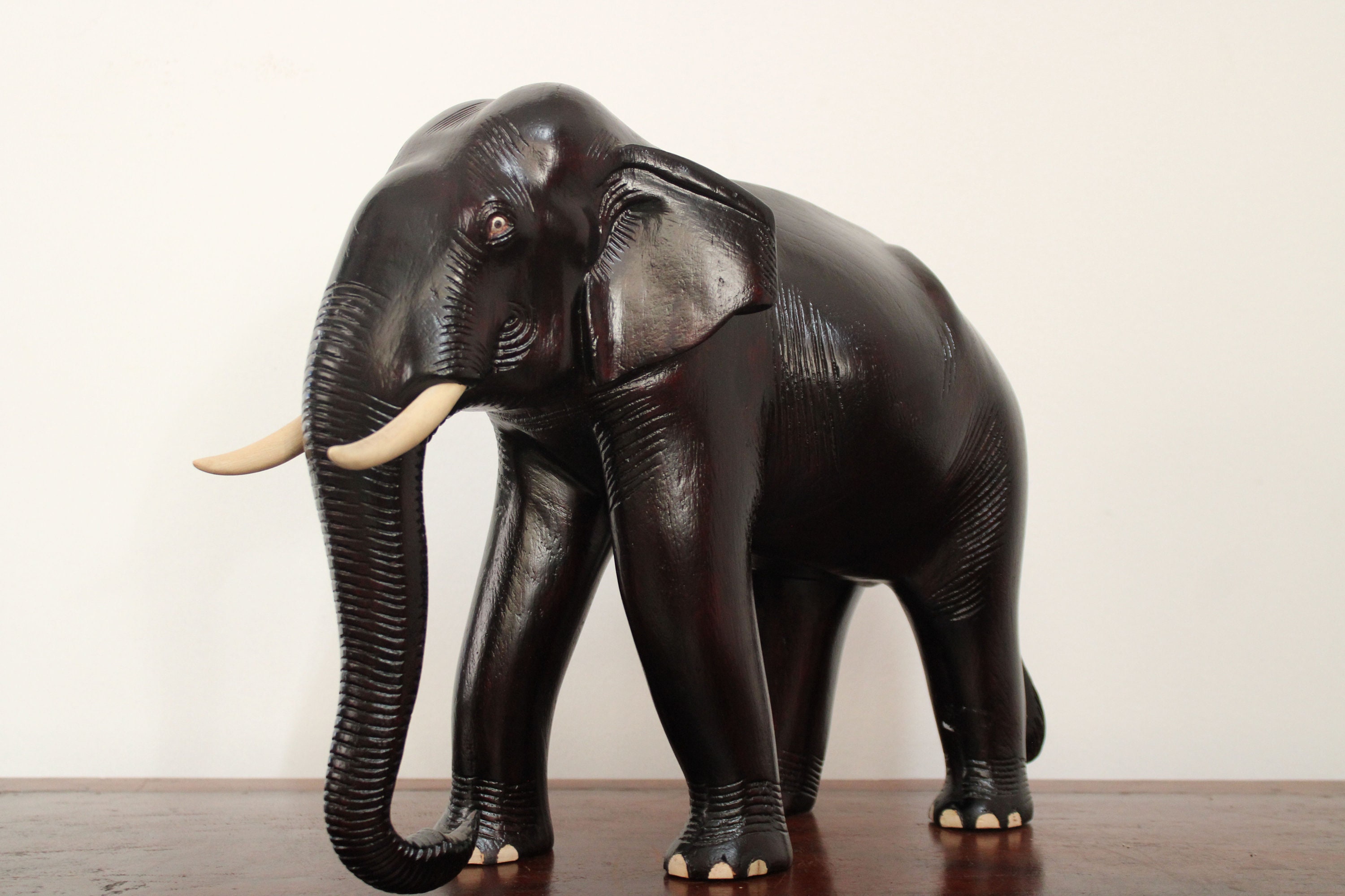 手彫りのマホガニー製象の像：ヴィンテージアジアンインテリア（12x13