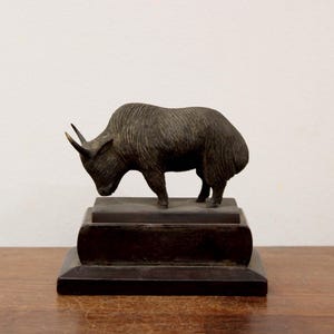 Yak Statue Antique Home Decor Animal Sculpture Charging Bull Carving Brass Metal Vintage Home Office Decor Tabletop Decorative Memento Gift
