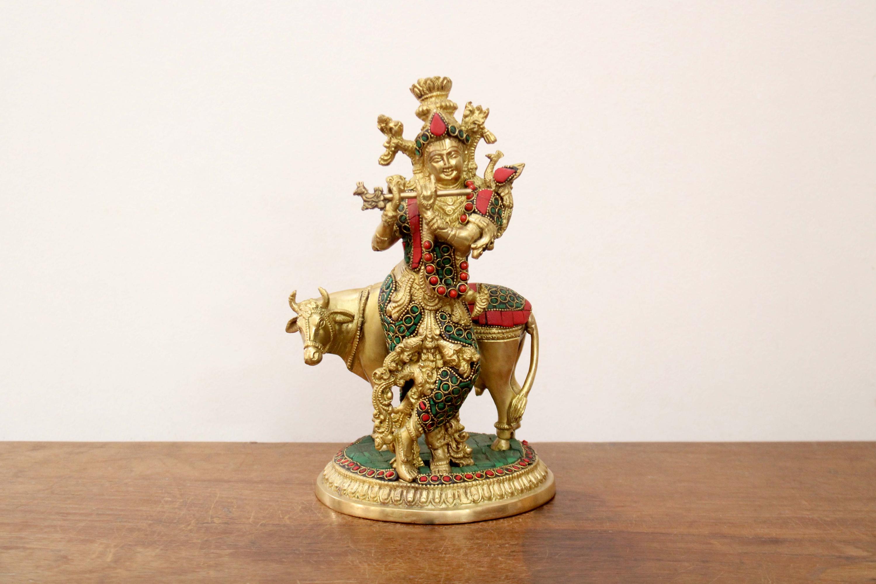 牛を抱くクリシュナ像 ヒンドゥー教の神 ホームデコレーション ギフト