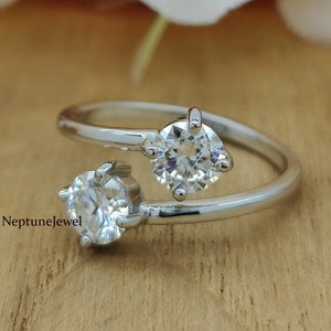 Round Cut Moissanite 14K Gold Toi et Moi Ring/ 925 Silver Round Cut Simulated Diamond Bypass Shank Wedding Ring/2-Stone Valentine&#39;s Day Gift