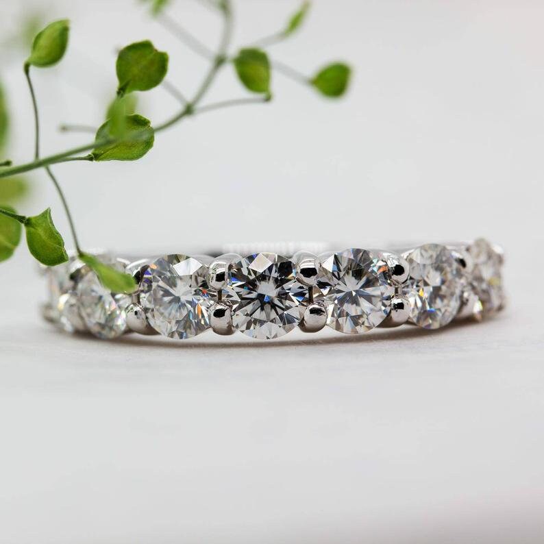 Fede nuziale in oro bianco 14 kt con diamanti taglio tondo in Fede nuziale in oro bianco 14 kt con diamanti taglio tondo in