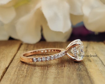Splendido anello con diamanti simulati taglio cuscino da 2,54 Splendido anello con diamanti simulati taglio cuscino da 2,54