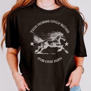 Camisa Red Rising: este caballo cabalga para un solo hombre / Mustang Virginia Augustus / Regalo para amantes de los libros / Fanático de Darrow / Ropa de ciencia ficción