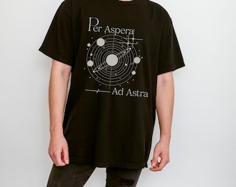 Red Rising T-shirt: zonnestelselontwerp, per Aspera Ad Astra