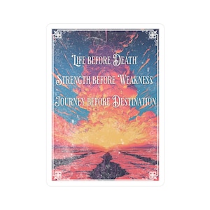 Può includere: Un'illustrazione in stile vintage di un tramonto con il testo "Life Before Death, Strength Before Weakness, Journey Before Destination". L'immagine ha un aspetto usurato e sbiadito ed è incorniciata da un bordo decorativo.