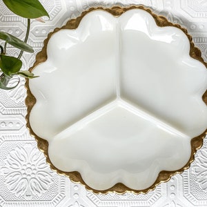 Assiette à relish divisée Anchor Hocking vintage en verre de lait avec bordure dorée.