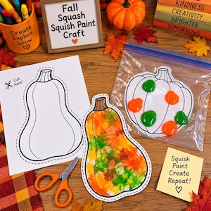 Könnte beinhalten: Ein Herbst-Kürbis-Bastelset mit einer Papiervorlage, einem Plastikbeutel mit Kürbisausschnitt und Farbklecksen in Orange und Grün, einem fertig bemalten Kürbisausschnitt, einer orangefarbenen Schere sowie Schildern mit der Aufschrift Fall Squash Squish Paint Craft.