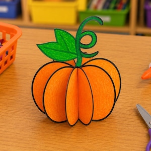 Può includere: Una zucca di carta tridimensionale caratterizzata da segmenti arancioni vivaci con spessi contorni neri. La zucca è sormontata da un gambo di carta verde e da una foglia verde con un dettaglio a viticcio arricciato, costruita in carta.