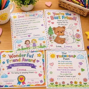 Può includere: Quattro fogli di attività colorati a tema amicizia, disegnati a mano, con illustrazioni di un orso e un coniglio che si abbracciano, fiori, stelle e cuori. Le pagine includono testi come Dear Friend, You're the Best Friend, Wonderful Friend Award e Our Friendship Poem.