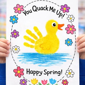 Puede incluir: Una obra de arte artesanal con temática primaveral que presenta un pato amarillo con un cuerpo de huella de mano y un pico naranja. La obra de arte incluye el texto "You Quack Me Up!" y "Happy Spring!" rodeado de flores coloridas.