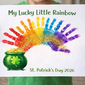 Könnte beinhalten: Ein farbenfrohes Handabdruck-Kunstwerk mit dem Text "My Lucky Little Rainbow" und "St. Patrick's Day 2026". Es zeigt einen Regenbogen-Handabdruck, einen Goldtopf und ein Kleeblatt.