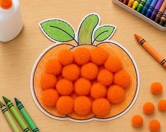 Op de afbeelding: Een papieren pompoenuitknipsel ingekleurd met oranje krijt, met groene bladeren en een steel, versierd met talloze kleine oranje pompons. Het knutselproject is omringd door een doos met kleurpotloden, een flesje witte lijm en losse pompons.