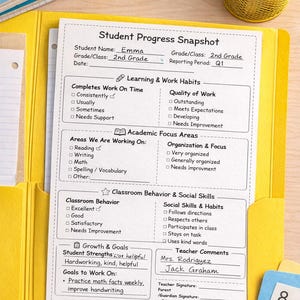 Könnte beinhalten: Ein Schülerfortschrittsbericht für Emma in der 2. Klasse, der in einem gelben Ordner angezeigt wird. Der Bericht enthält Abschnitte zu Arbeitsgewohnheiten, akademischen Schwerpunkten, Klassenverhalten und sozialen Fähigkeiten. Ein sternförmiger Radiergummi, Bleistifte und ein blaues Notizbuch sind ebenfalls sichtbar.