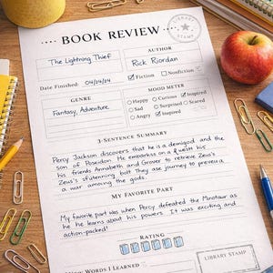 Może przedstawiać: Karta recenzji książki dla "The Lightning Thief" autorstwa Ricka Riordana, z "Pieczątką biblioteczną". Gatunek to Fantasy, Przygoda. Zawiera podsumowanie, ulubioną część i nowe słowa. Są też ołówki, okulary i jabłko.