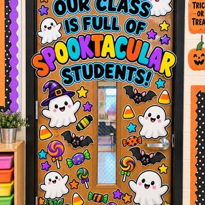 Puede incluir: Una puerta de madera decorada con recortes temáticos de Halloween que incluyen fantasmas blancos, murciélagos negros, piruletas coloridas, dulces de maíz y calabazas. El texto dice "OUR CLASS IS FULL OF SPOOKTACULAR STUDENTS!" en letras grandes.