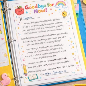 Könnte beinhalten: Ein offener Ordner mit einer handschriftlichen Notiz mit der Aufschrift "Goodbye for Now!" mit Illustrationen von Apfel, Regenbogen und Glühbirne. Die Notiz ist an "Sophia" adressiert und von "Mrs. Johnson" unterschrieben. Buntstifte und ein Bleistift sind sichtbar.