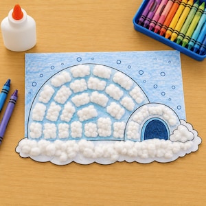 Pode incluir: Um projeto de artesanato com um iglu de papel decorado com bolas de algodão branco para representar blocos de neve. O iglu está sobre um fundo azul claro com círculos desenhados, acompanhado por uma cola branca e uma caixa de lápis.