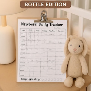 Op de afbeelding: Een afdrukbare dagelijkse tracker voor pasgeborenen met de tekst "Bottle Edition" wordt weergegeven op een klembord. Een pluchen konijn zit naast het klembord op een houten tafel. De tracker bevat secties voor tijd, fles, nat, poep, speeltijd en slapen.