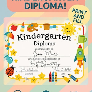 Può includere: Un diploma di scuola materna stampabile e colorato con il testo "PRINTABLE KINDERGARTEN DIPLOMA!". Il diploma include illustrazioni di sole, razzo, pastelli e stelle, con spazio per i dati dello studente.