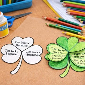 Könnte beinhalten: Bastelprojekt mit zwei Kleeblättern aus Papier, eines weiß und eines grün, mit dem Text "Ich habe Glück, weil...". Buntstifte, Kleber und eine Schere sind ebenfalls zu sehen, was auf das Thema St. Patrick's Day hindeutet.
