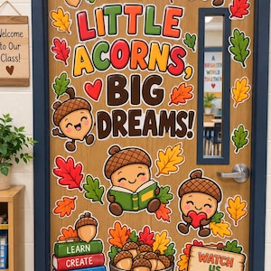 Puede incluir: Una puerta de madera decorada con recortes de temática otoñal que incluyen bellotas sonrientes, hojas rojas, naranjas y verdes, y una cesta de bellotas. El texto dice LITTLE ACORNS BIG DREAMS, LEARN CREATE GROW BELONG y WATCH US GROW.