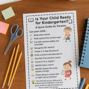 Könnte beinhalten: Ein gedruckter Leitfaden mit dem Titel „Ist Ihr Kind bereit für den Kindergarten?“ mit einer Liste von Fähigkeiten für Eltern. Das Bild enthält Bleistifte, eine Schere, Haftnotizen, eine Tastatur, eine Kaffeetasse und Stifte.