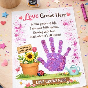 Può includere: Una stampa artistica colorata con la scritta "Love Grows Here" e un disegno di impronta di mano. La stampa include un vaso di fiori, un annaffiatoio e le parole "Mommy's Little Sprout". Elementi decorativi come cuori e stelle sono sparsi.