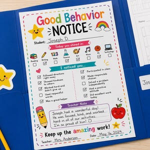 Può includere: Un modulo Good Behavior Notice all'interno di una cartella blu, con grafiche colorate di una stella, un arcobaleno e una mela. Il documento include caselle di controllo per le materie scolastiche, i comportamenti e una nota scritta a mano.