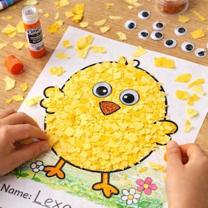 Pode incluir: Projeto de artesanato infantil com um pintinho amarelo feito de quadrados de papel. O pintinho tem olhos grandes e um bico laranja. O nome "Lexa" está escrito na parte inferior. Materiais de artesanato como cola e glitter estão espalhados.