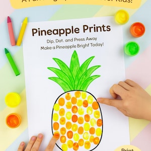 Peut inclure: Un projet de bricolage pour enfants avec un motif d'ananas réalisé avec des empreintes digitales. L'image montre un dessin d'ananas avec une couronne verte et un corps fait d'empreintes digitales jaunes et oranges. Le texte indique "Pineapple Prints".