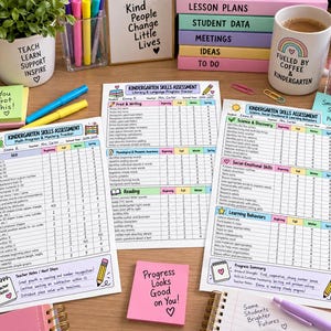 Könnte beinhalten: Drei Kindergarten-Kompetenzbewertungsbögen für Mathe, Lesen und Naturwissenschaften mit farbigen Überschriften und Tabellen. Die Bögen sind umgeben von Bürobedarf, darunter eine weiße Tasse, eine Topfpflanze, bunte Haftnotizen und ein Stapel Bücher.