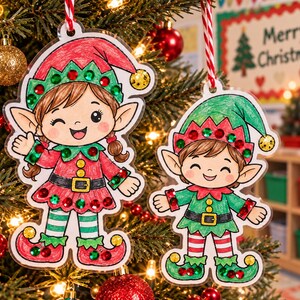 Peut inclure: Deux décorations de Noël en acrylique transparent en forme de lutins, coloriées aux feutres et ornées de petites paillettes rouges, vertes et jaunes. Chaque lutin porte un bonnet pointu, une tunique avec ceinture et des collants rayés.