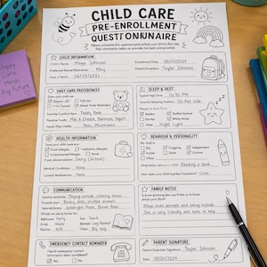 Könnte beinhalten: Ein weißer Fragebogen zur Voranmeldung für die Kinderbetreuung mit schwarzem Text und Strichzeichnungen von einer Biene, Sonne, Regenbogen, Rucksack, Teddybär, Stern, Buntstift, Buch und Telefon. Das Formular ist handschriftlich ausgefüllt.